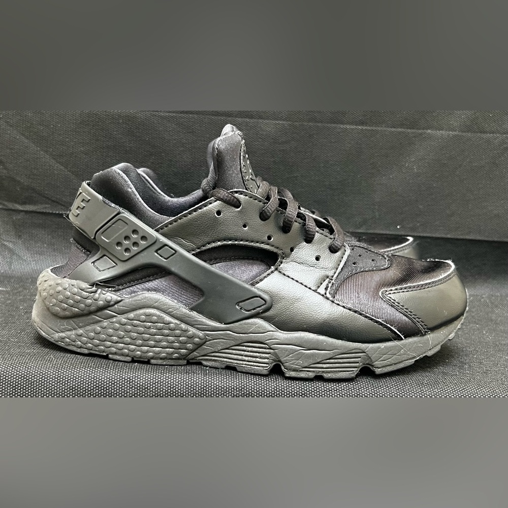 Woman’s Size 8.5  Nike Air Hurache Triple Black Preowned